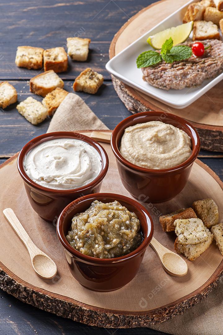 Meze é um conjunto oriental de aperitivos servidos em pequenas tigelas JPG