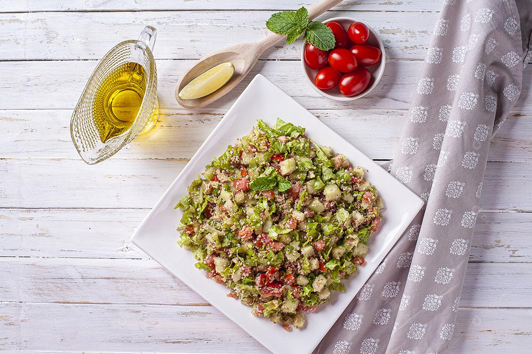 Tabule de tabouli de salada libanesa tradicional com trigo, ervas JPG