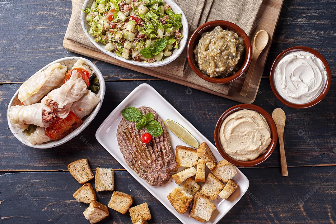 Meze é um conjunto oriental de aperitivos servidos em pequenas tigelas JPG