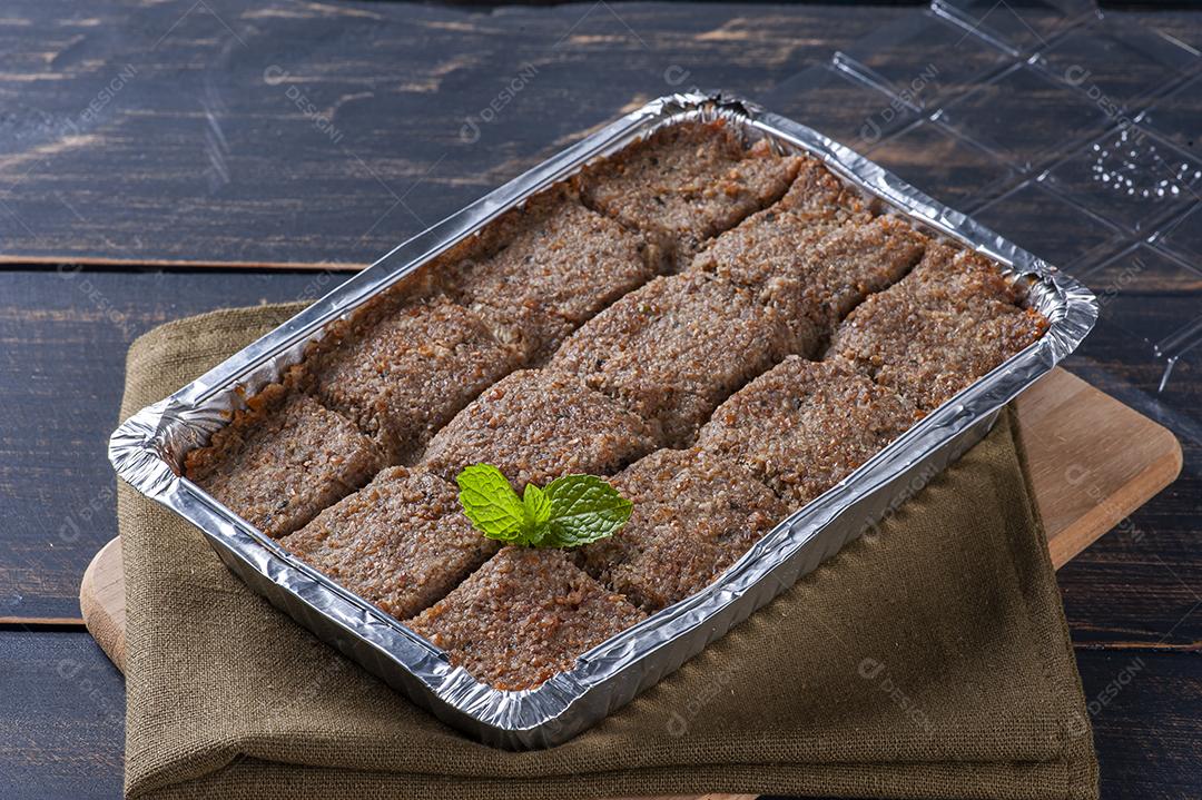 Kebab assado, iguaria típica árabe, também muito comum no Braz JPG