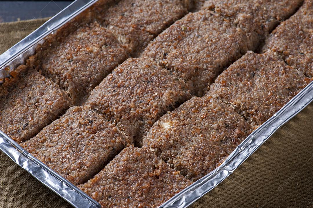 Kebab assado, iguaria típica árabe, também muito comum no Braz JPG