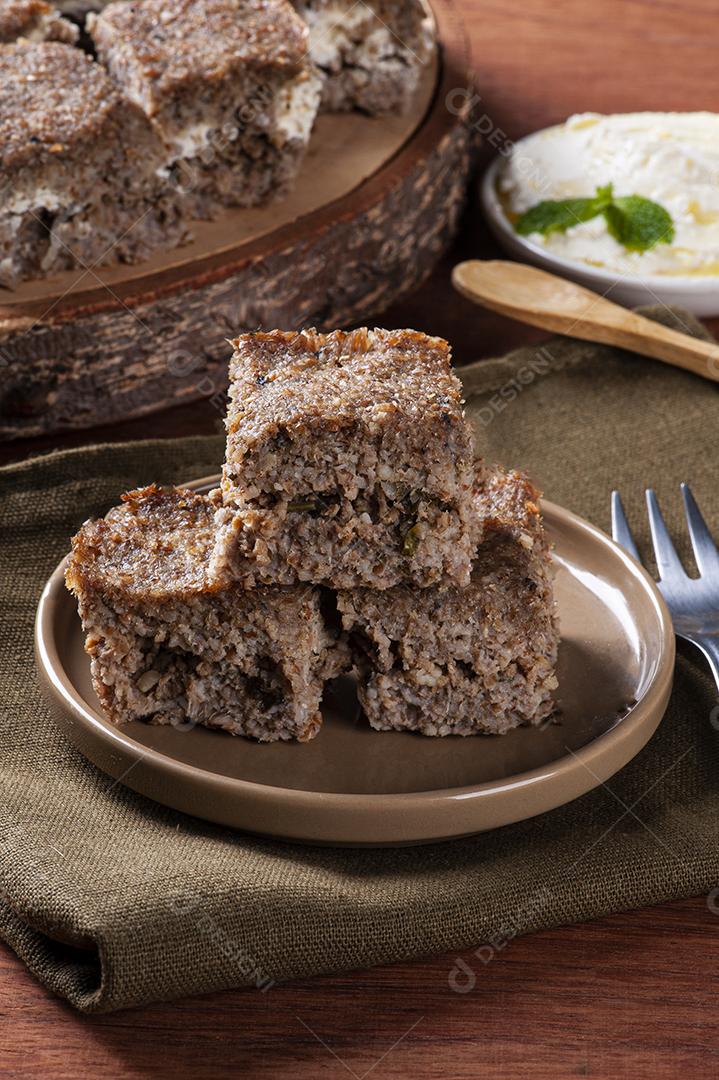 Kebab assado, iguaria típica árabe, também muito comum no Braz JPG