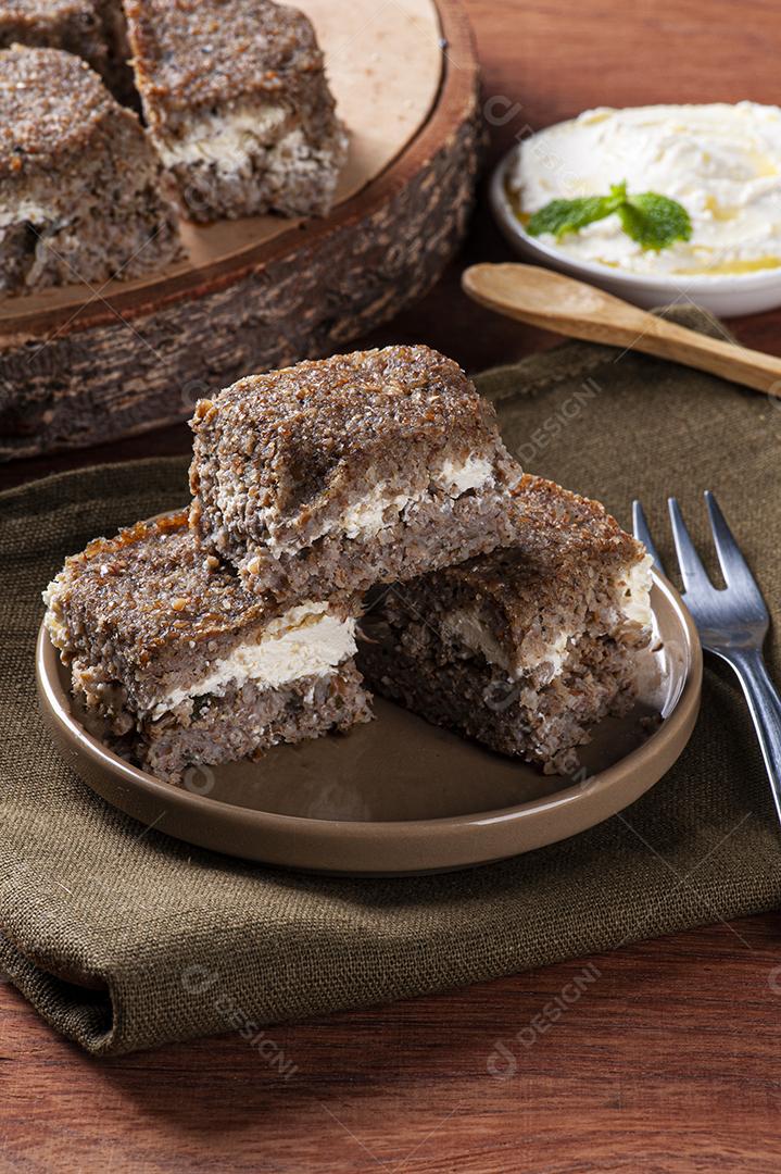 Kebab assado, iguaria típica árabe, também muito comum no Braz JPG