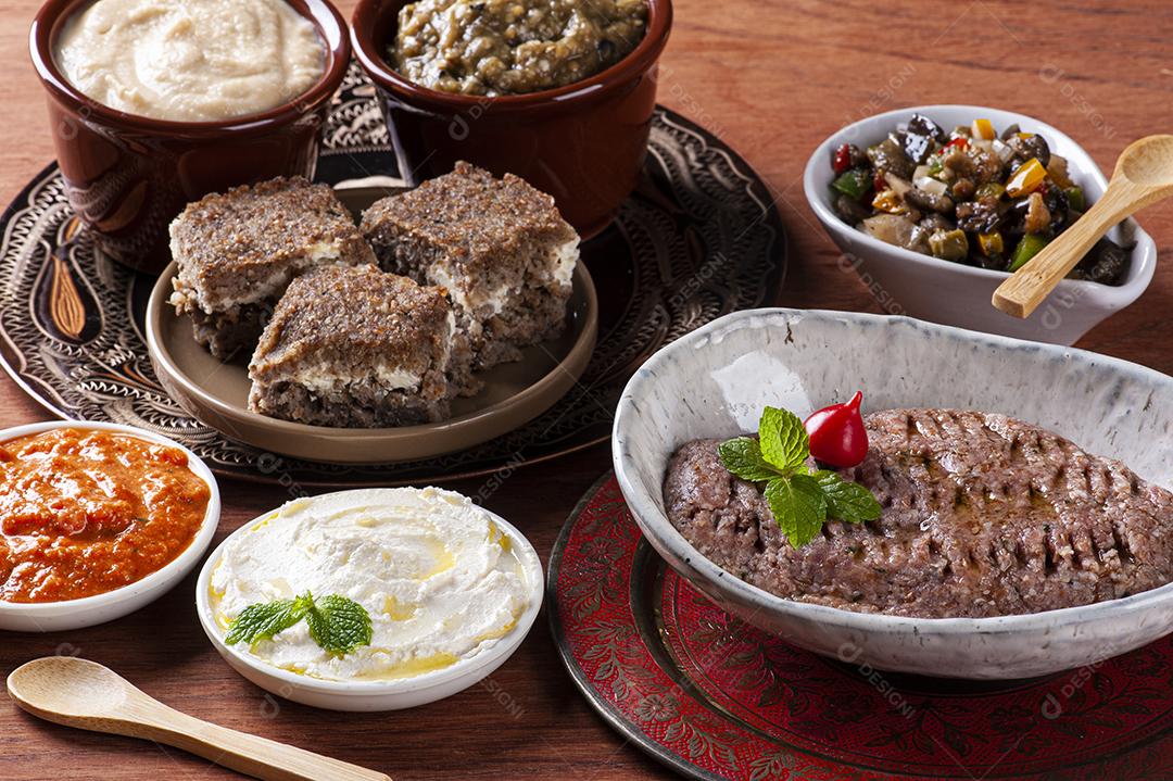 Meze é um conjunto oriental de aperitivos servidos em pequenas tigelas JPG