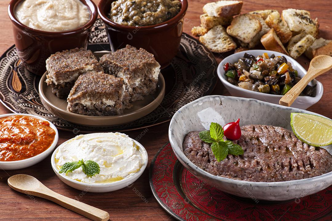 Meze é um conjunto oriental de aperitivos servidos em pequenas tigelas JPG