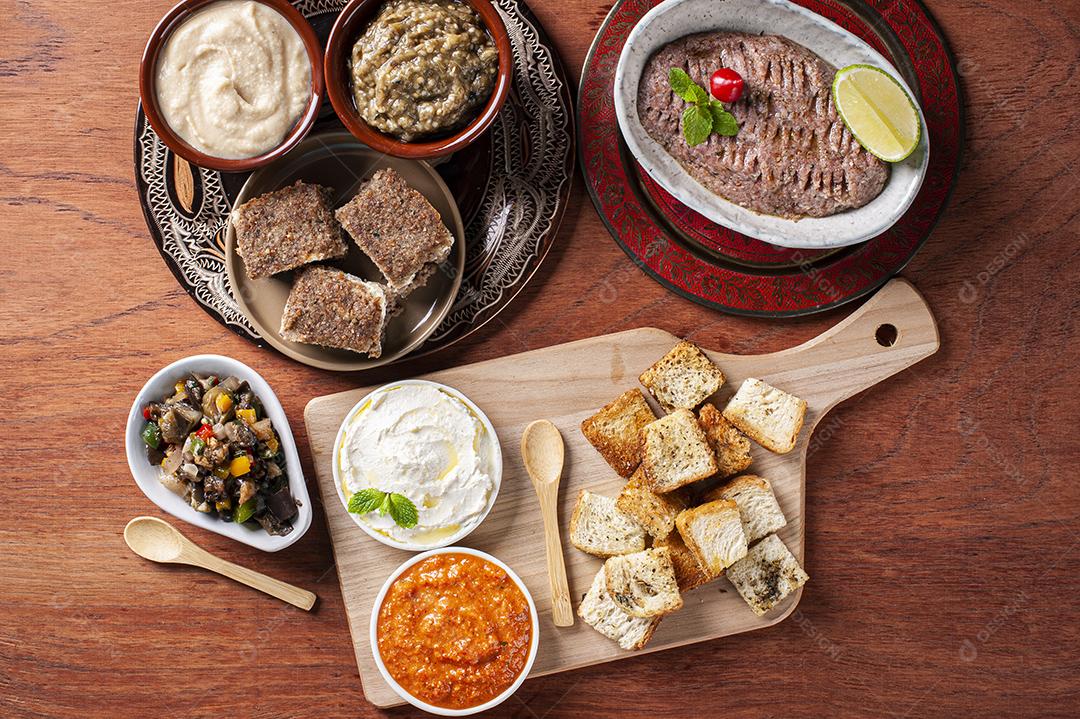 Meze é um conjunto oriental de aperitivos servidos em pequenas tigelas JPG