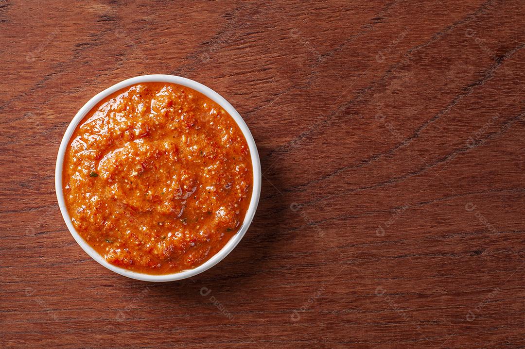 Prato do Oriente Médio. Espalhe de pimentão vermelho assado JPG