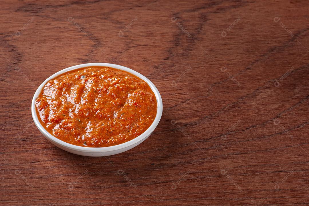 Prato do Oriente Médio. Creme de pimentão vermelho assado  JPG