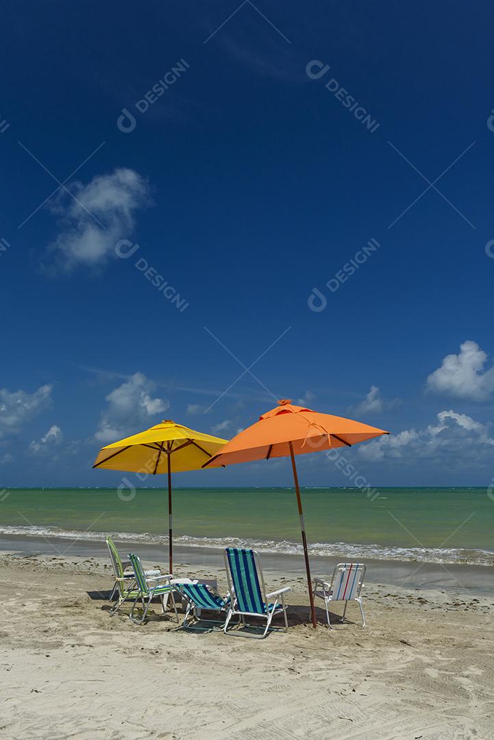 Praia. São Miguel dos Milagres, Alagoas Brasil Guarda-sóis e cadeiras coloridas na Praia