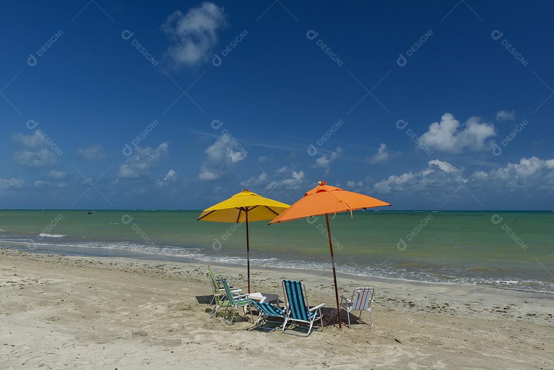 Praia. São Miguel dos Milagres, Alagoas Brasil Guarda-sóis e cadeiras coloridas na Praia