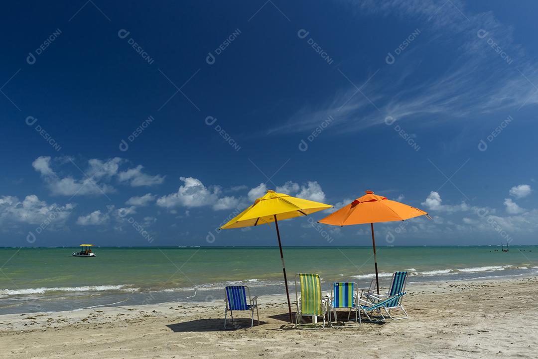 Praia. São Miguel dos Milagres, Alagoas Brasil Guarda-sóis e cadeiras coloridas na Praia