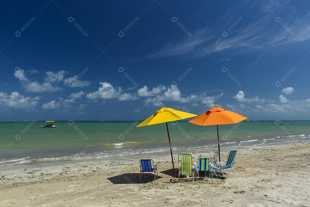 Praia. São Miguel dos Milagres, Alagoas Brasil Guarda-sóis e cadeiras coloridas na Praia