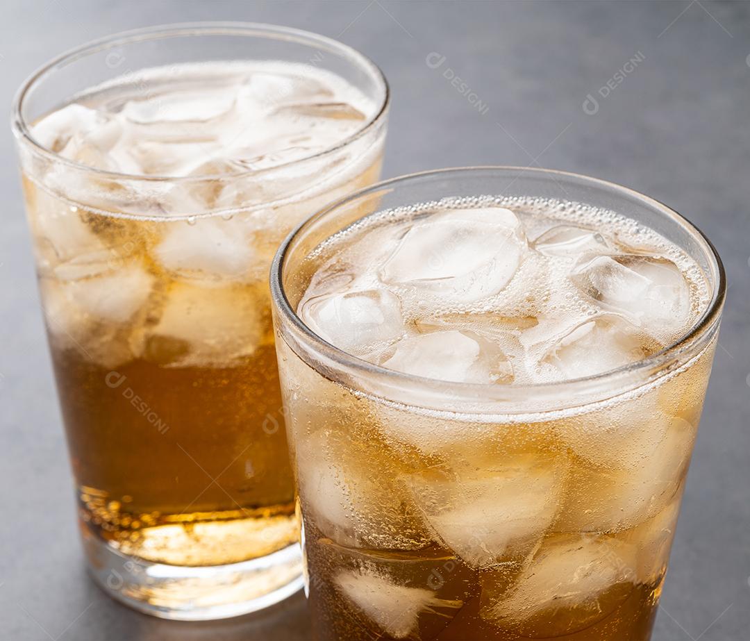 Refrigerante de guaraná, refrigerante típico brasileiro em xícaras com gelo JPG