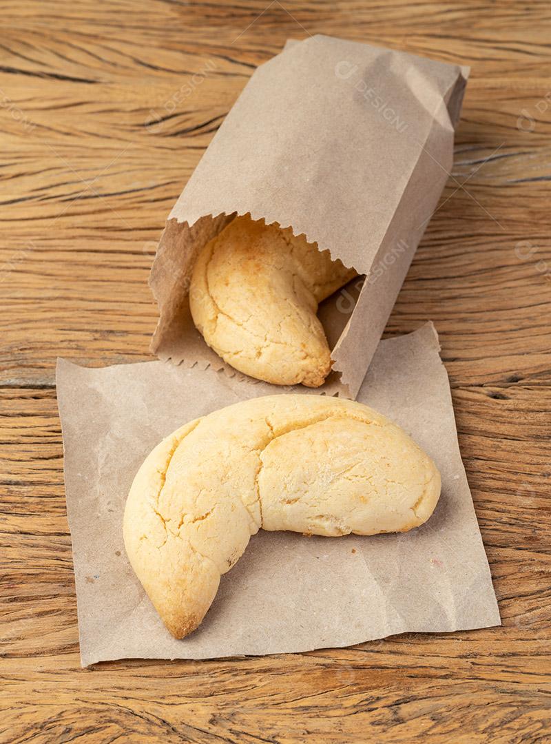 Chipas, típico pão de queijo sul-americano em um saco de papel JPG