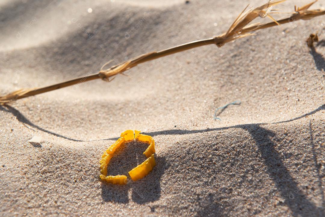 Areia da praia com restos de plástico e lixo em João Pessoa, Paraíba