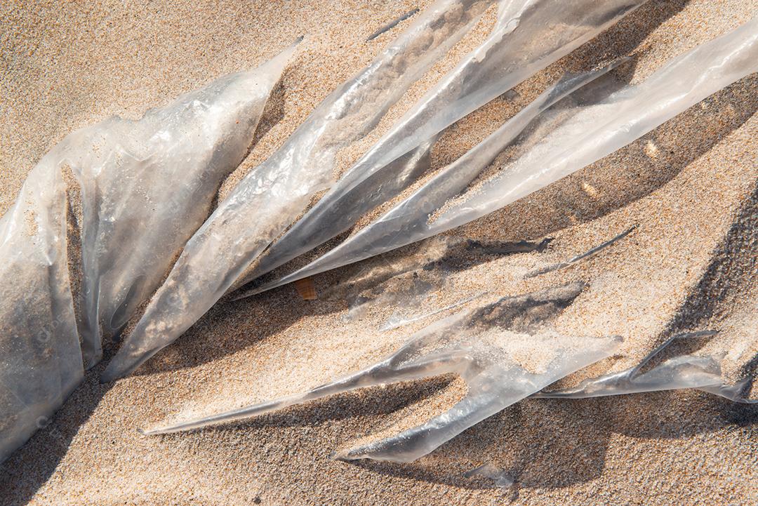 Areia da praia com restos de plástico e lixo em João Pessoa, Paraíba