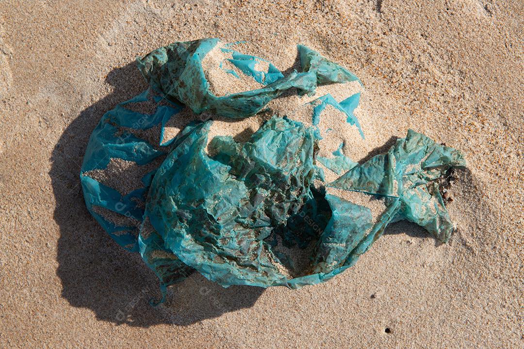 Areia da praia com restos de plástico e lixo em João Pessoa, Paraíba