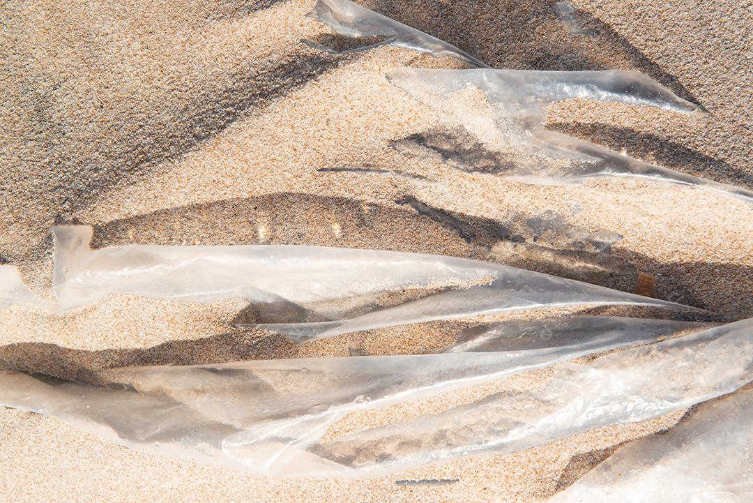 Areia da praia com restos de plástico e lixo em João Pessoa, Paraíba