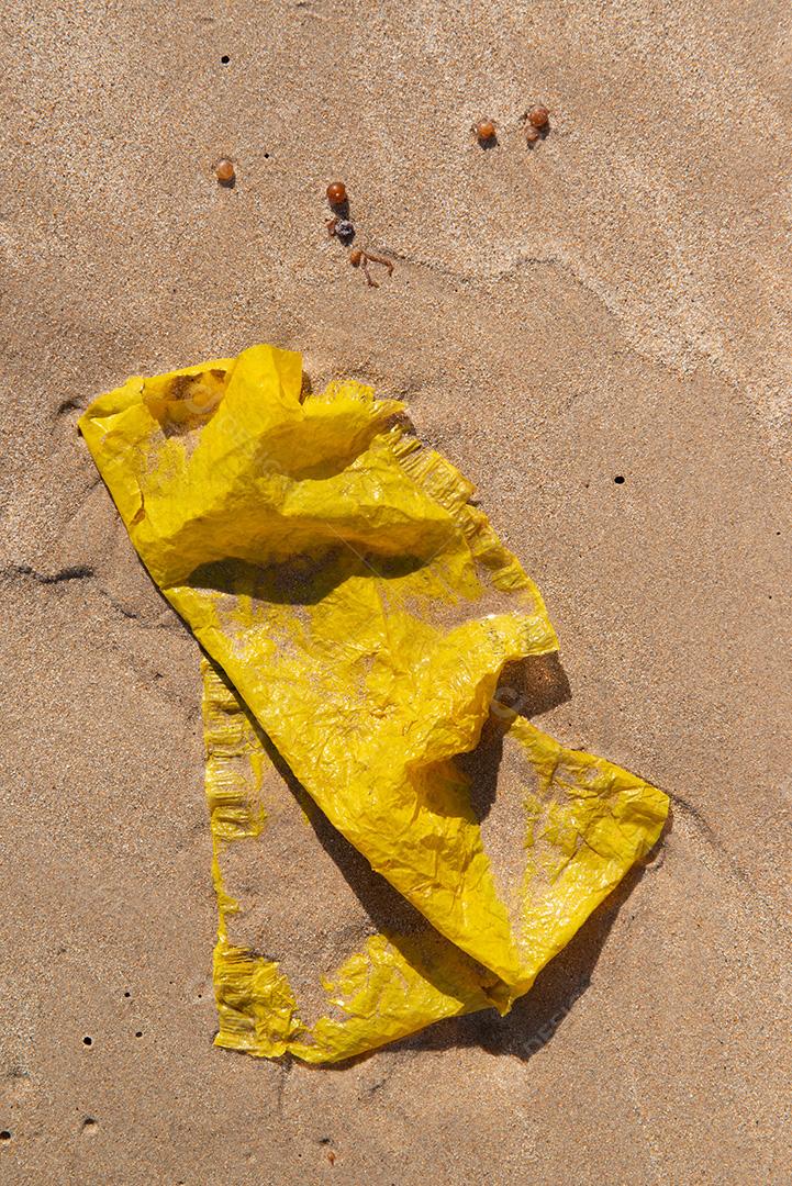 Areia da praia com restos de plástico e lixo em João Pessoa, Paraíba