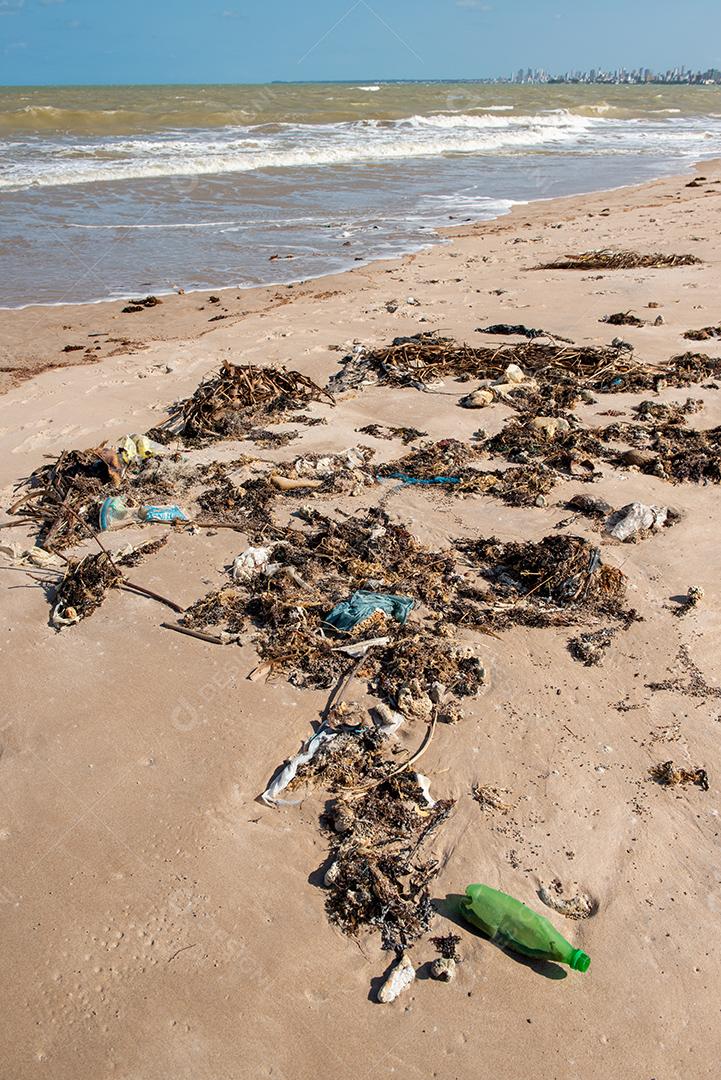 Areia da praia com restos de plástico e lixo em João Pessoa, Paraíba