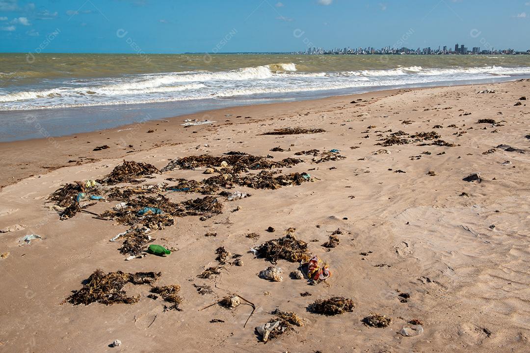 Areia da praia com restos de plástico e lixo em João Pessoa, Paraíba