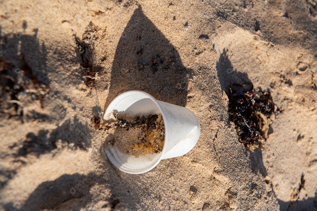 Areia da praia com restos de plástico e lixo em João Pessoa, Paraíba