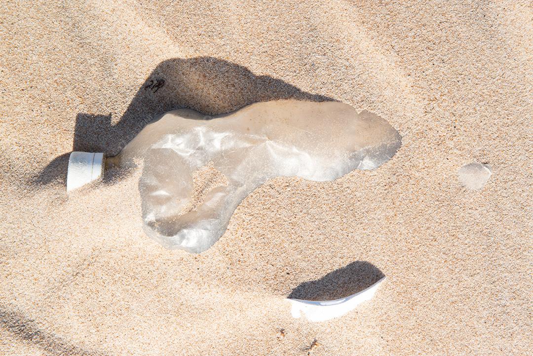 Garrafa plástica na areia, causando poluição praia Poço, próximo à cidade João Pessoa