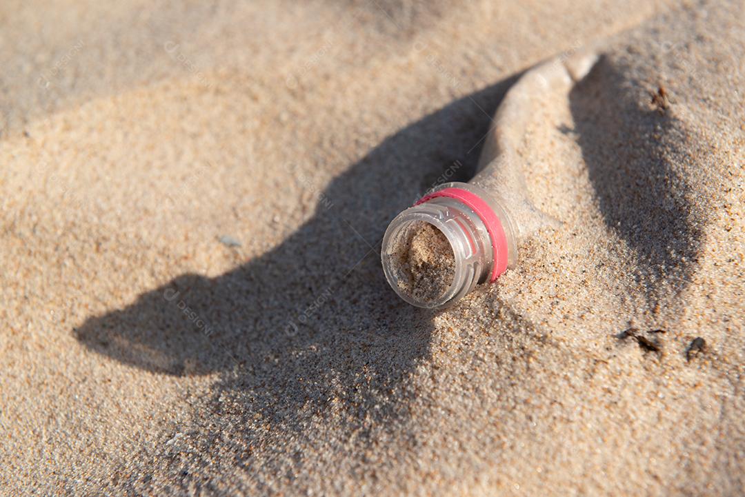 Garrafa plástica na areia, causando poluição praia Poço, próximo à cidade João Pessoa