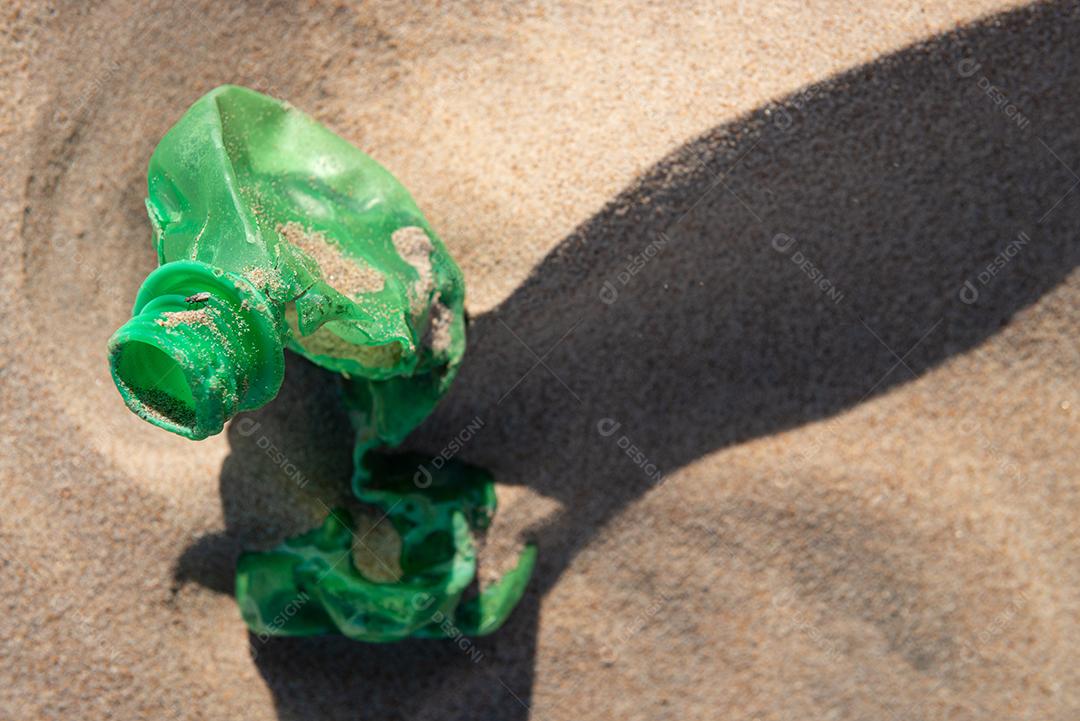Garrafa plástica na areia, causando poluição praia Poço, próximo à cidade João Pessoa