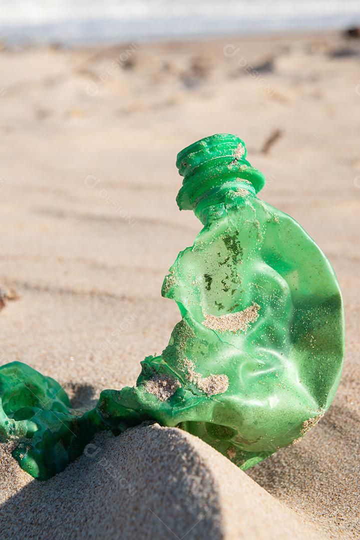 Garrafa plástica na areia, causando poluição praia Poço, próximo à cidade João Pessoa