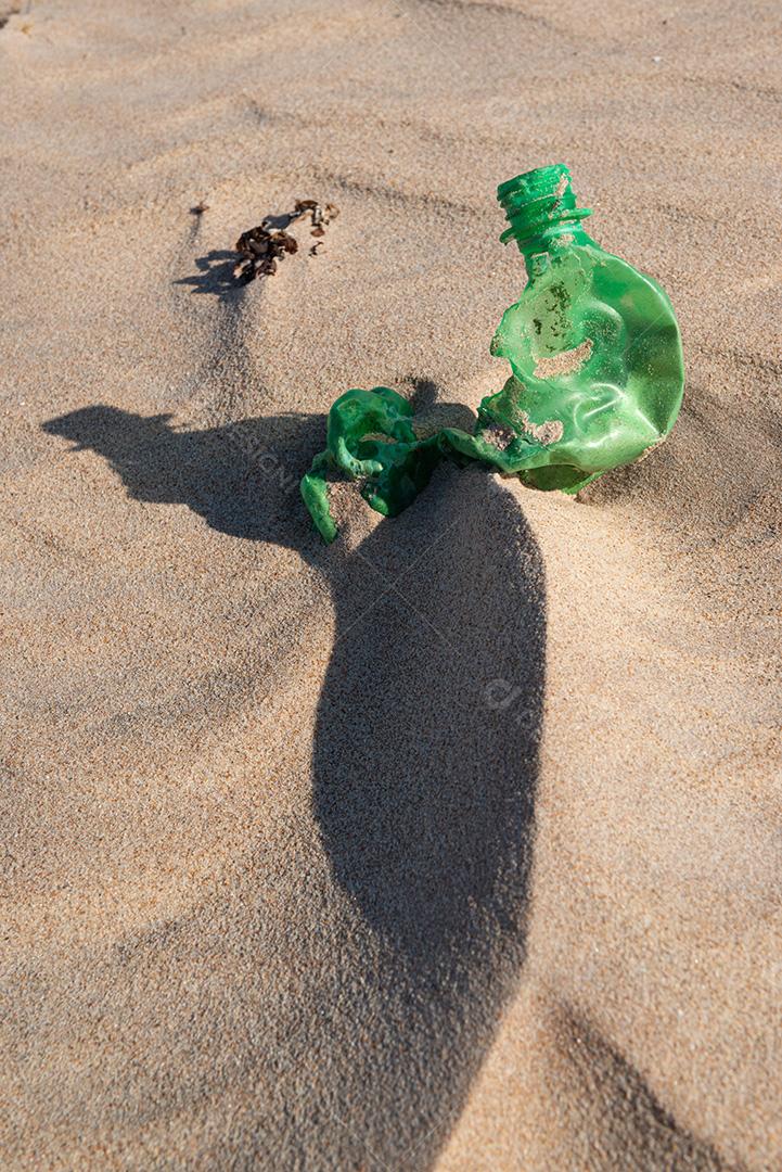 Garrafa plástica na areia, causando poluição praia Poço, próximo à cidade João Pessoa