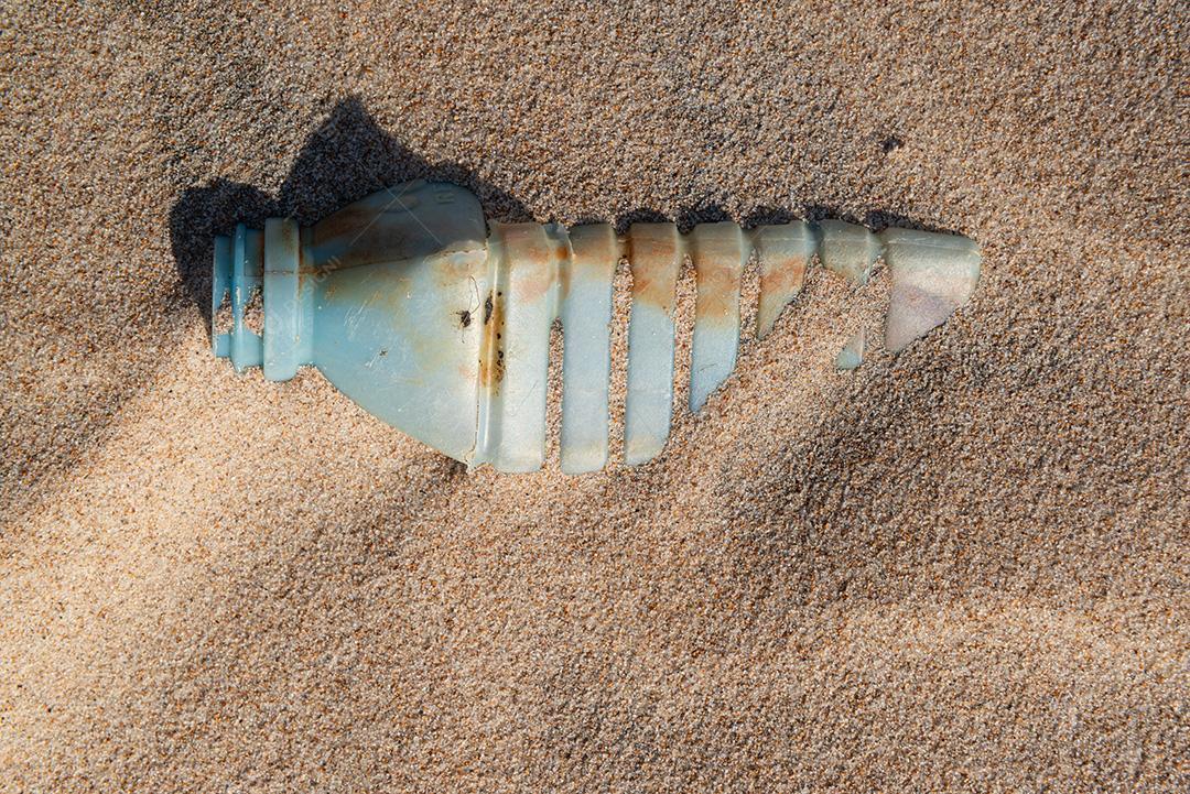 Garrafa plástica na areia, causando poluição praia Poço, próximo à cidade João Pessoa