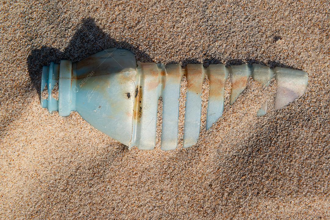 Garrafa plástica na areia, causando poluição praia Poço, próximo à cidade João Pessoa