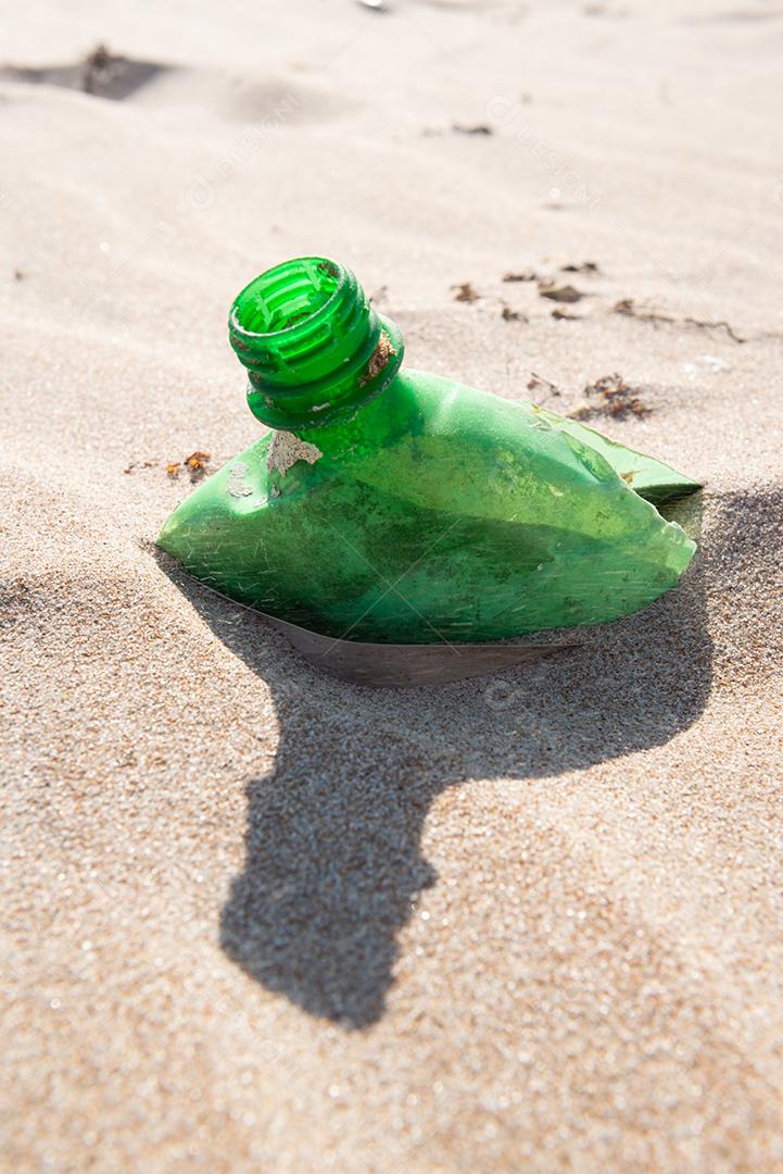 Garrafa plástica na areia, causando poluição praia Poço, próximo à cidade João Pessoa