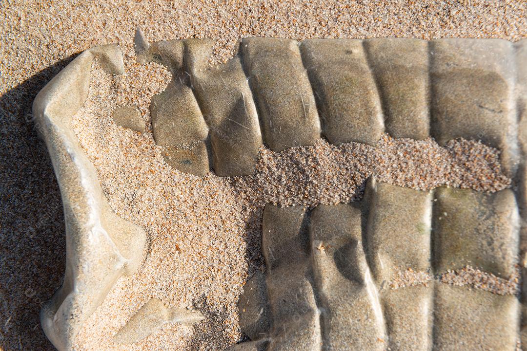 Garrafa plástica na areia, causando poluição praia Poço, próximo à cidade João Pessoa