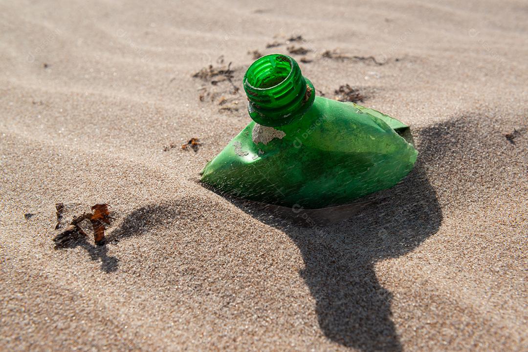 Garrafa plástica na areia, causando poluição praia Poço, próximo à cidade João Pessoa