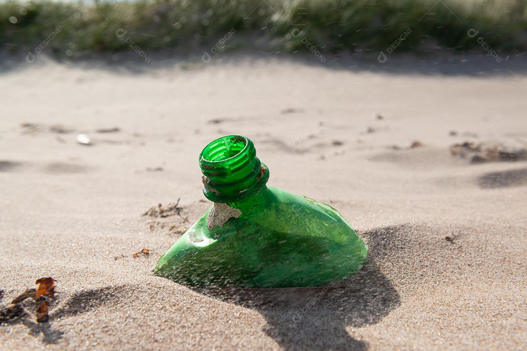 Garrafa plástica na areia, causando poluição praia Poço, próximo à cidade João Pessoa