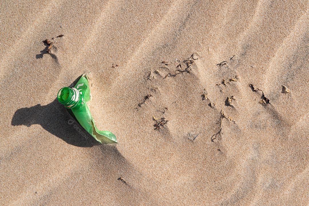 Garrafa plástica na areia, causando poluição praia Poço, próximo à cidade João Pessoa