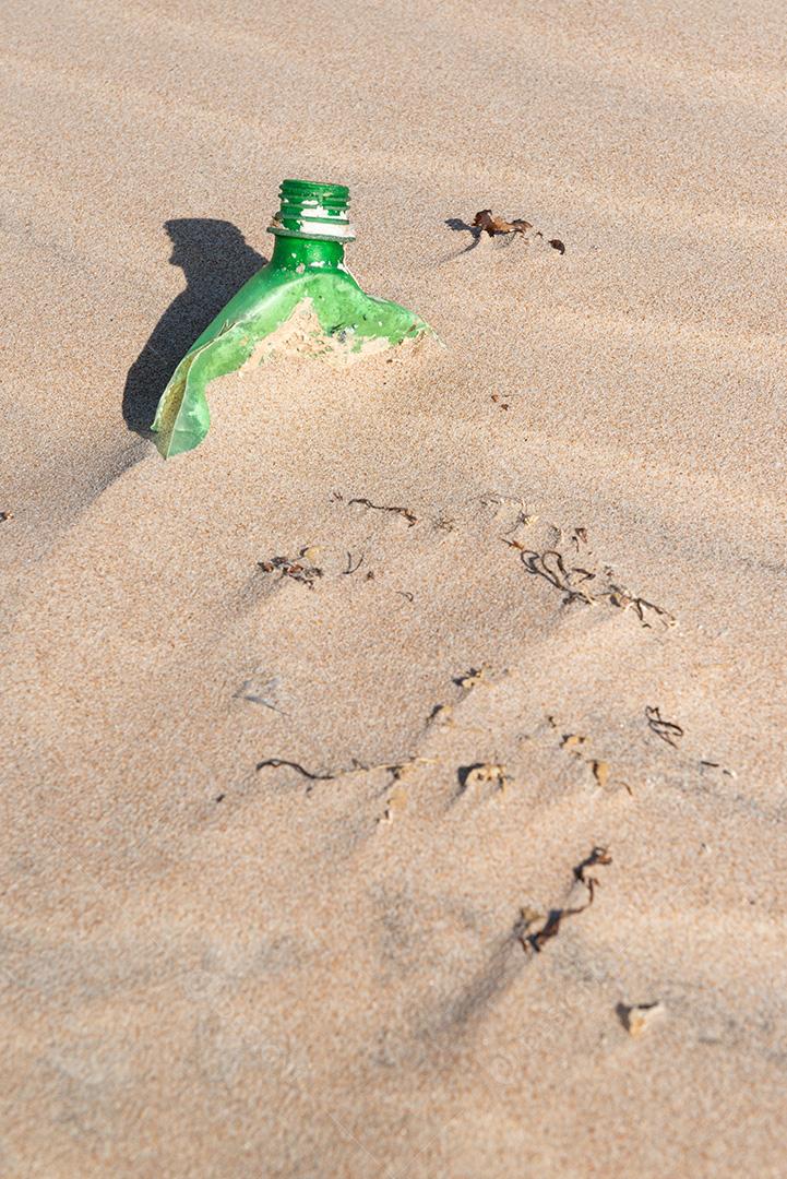 Garrafa plástica na areia, causando poluição praia Poço, próximo à cidade João Pessoa