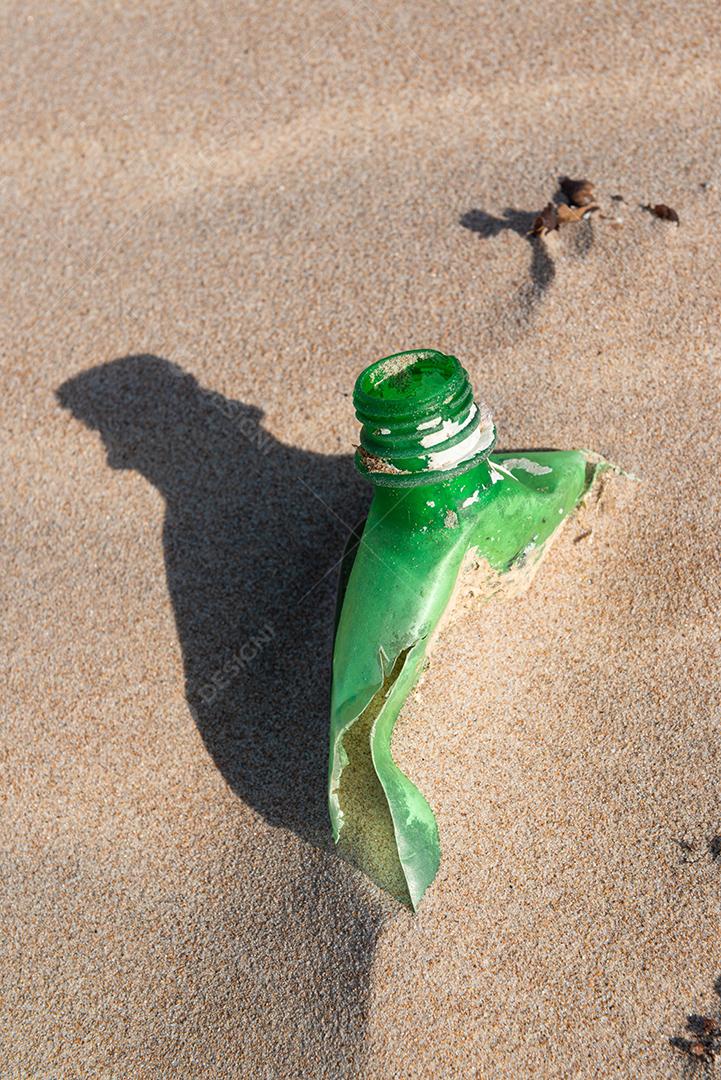Garrafa plástica na areia, causando poluição praia Poço, próximo à cidade João Pessoa