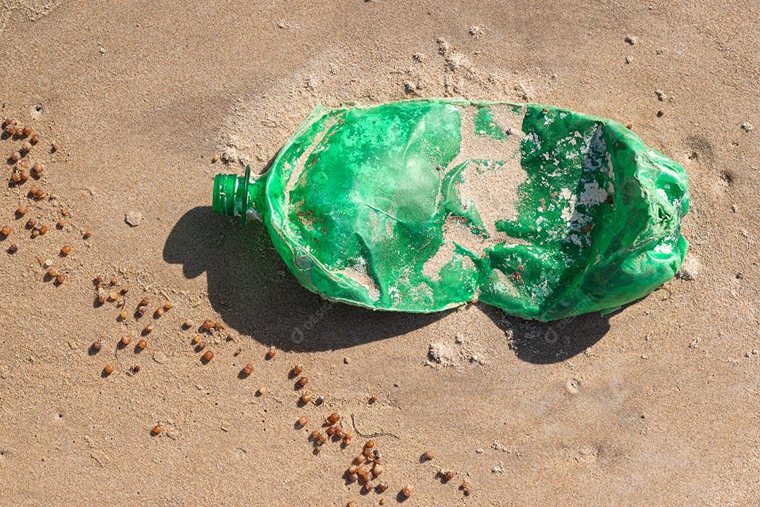 Garrafa plástica na areia, causando poluição praia Poço, próximo à cidade João Pessoa