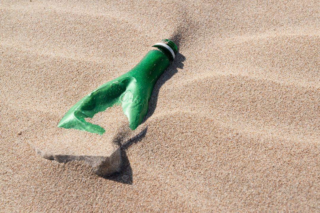 Garrafa plástica na areia, causando poluição praia Poço, próximo à cidade João Pessoa