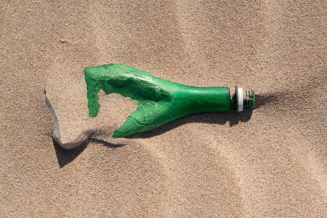 Garrafa plástica na areia, causando poluição praia Poço, próximo à cidade João Pessoa