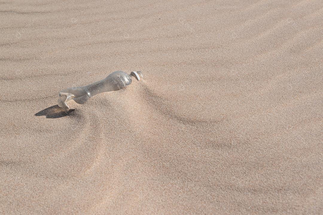 Garrafa plástica na areia, causando poluição praia Poço, próximo à cidade João Pessoa