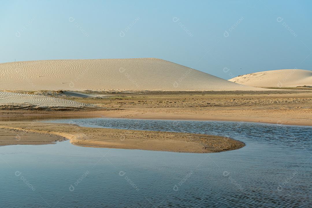 Dunas e lagoas perto da praia de Jericoacoara em Tatajuba, Camocim