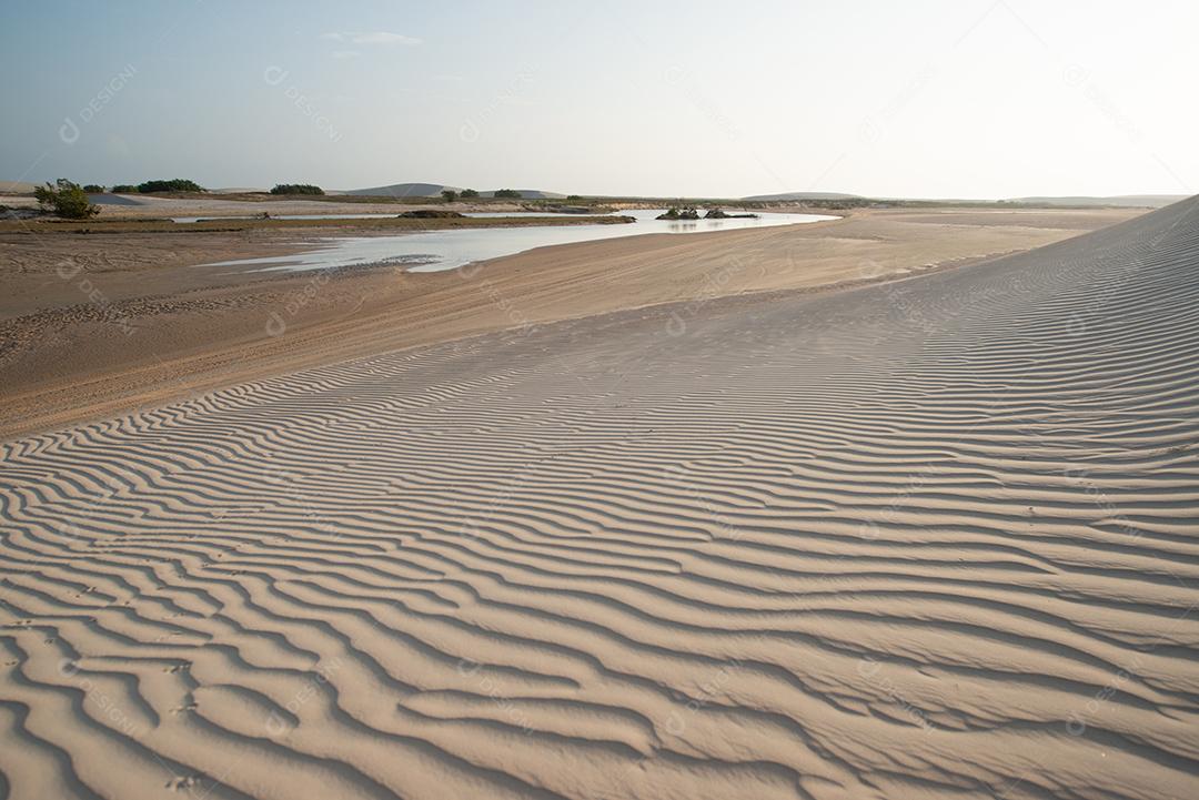 Dunas e lagoas perto da praia de Jericoacoara em Tatajuba, Camocim