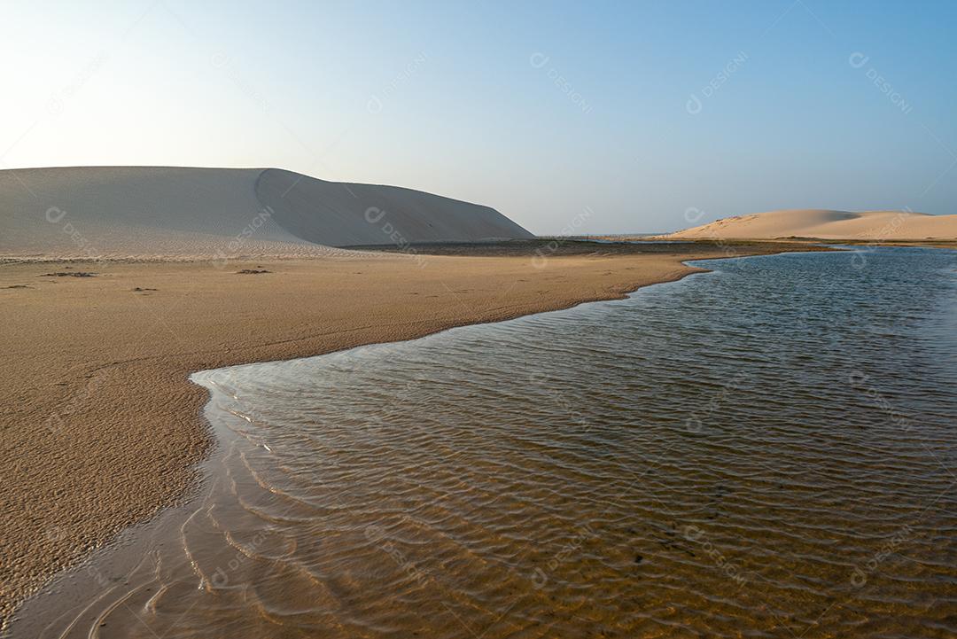 Dunas e lagoas perto da praia de Jericoacoara em Tatajuba, Camocim