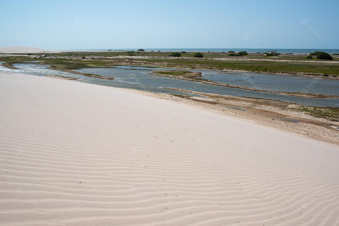 Lagoa de água doce perto da praia, com destaque para a areia branca em Acarau, Ceará,