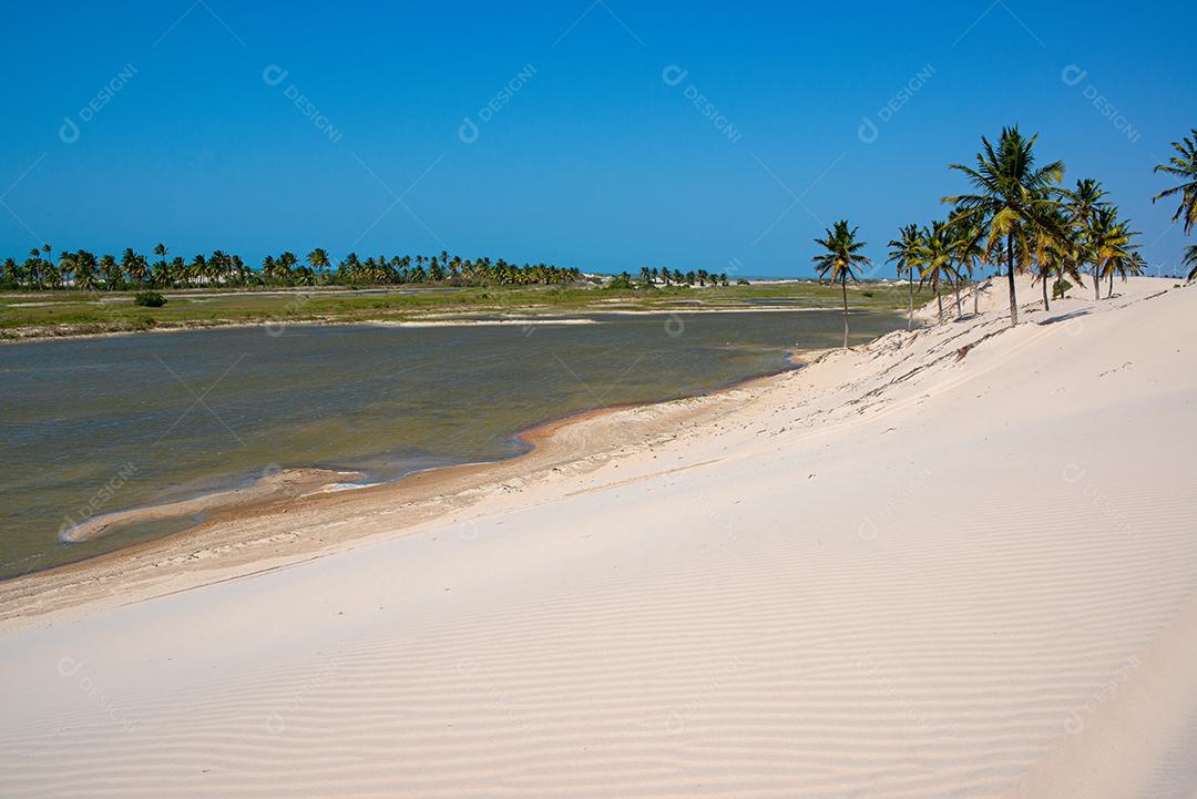 Lagoa de água doce perto da praia, com destaque para a areia branca em Acarau, Ceará,