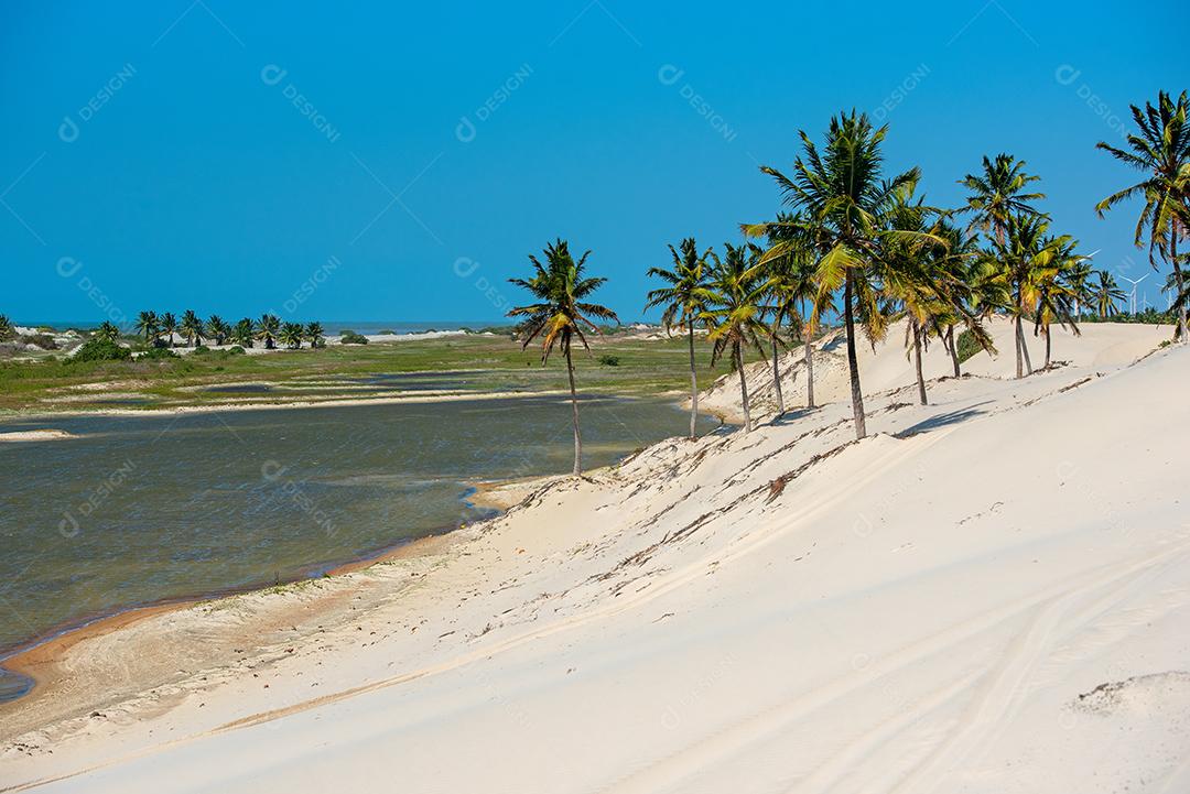 Lagoa de água doce perto da praia, com destaque para a areia branca em Acarau, Ceará,